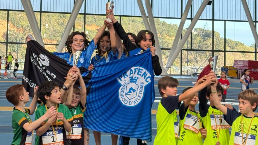 Equip masculí del Pratenc AA (al centre) campió de Trofeu FCA sub 10