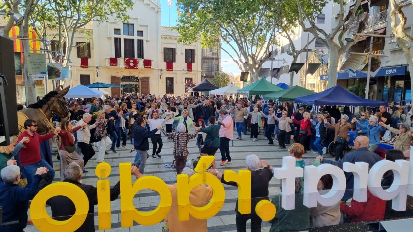 Imatge de la plaça de la Vila la tarda de la diada de Sant Jordi, plena a vessar