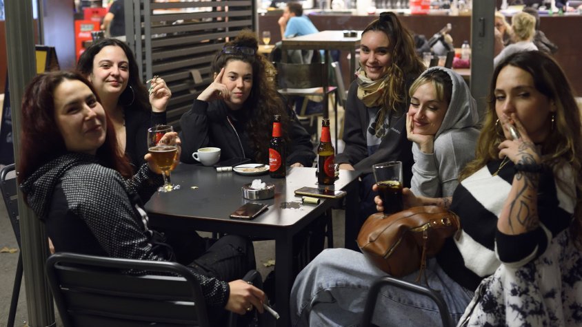 Grup de joves en una terrassa del Prat durant la nit