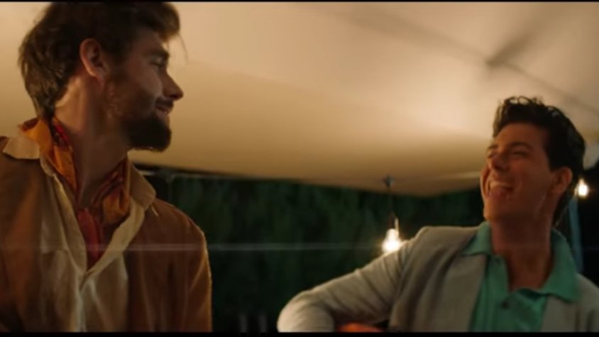Álvaro Soler i Alfred García durant el videoclip d' "Estrella", rodat a la Casa Gomis