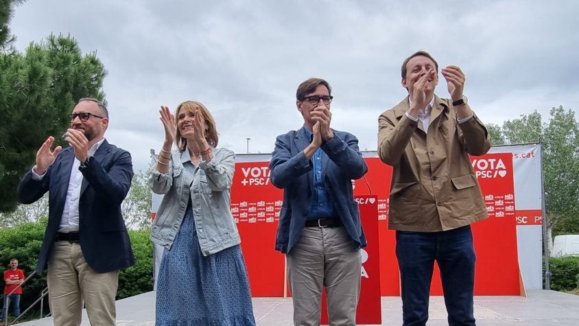 Juan Pedro Pérez (esquerra), portaveu socialista del Prat, acompanyat de Lluïsa Moret, Salvador Illa i Javi López durant la trobada del PSC al Prat, el 2024