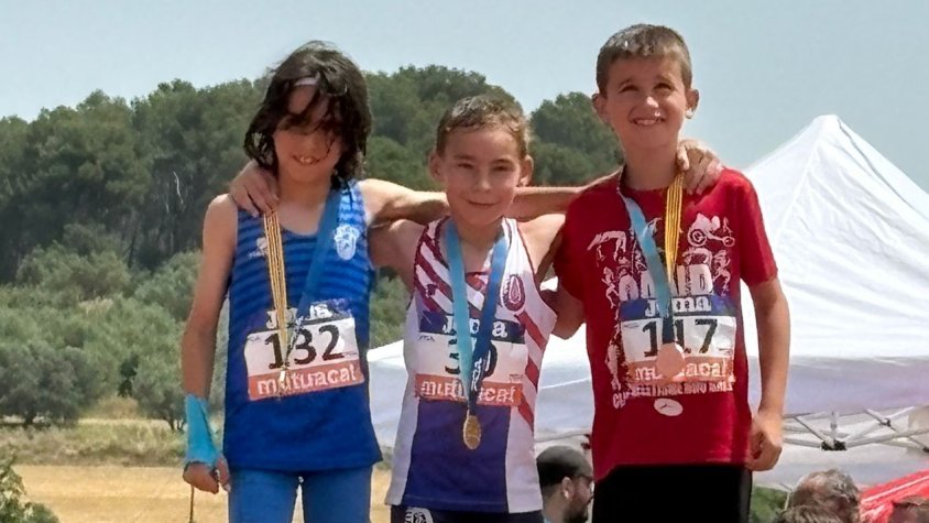 Hugo a l'esquerra del podi dels 400 metres en categoria sub 10