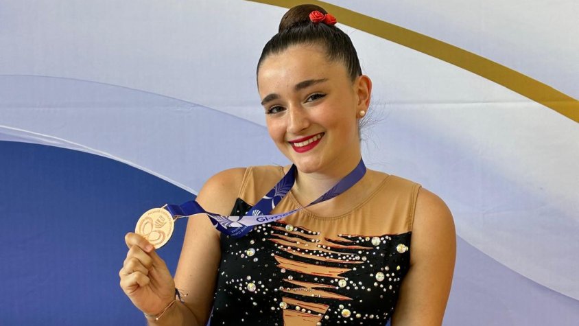 Lucía amb la seva medalla aconseguida a VIc