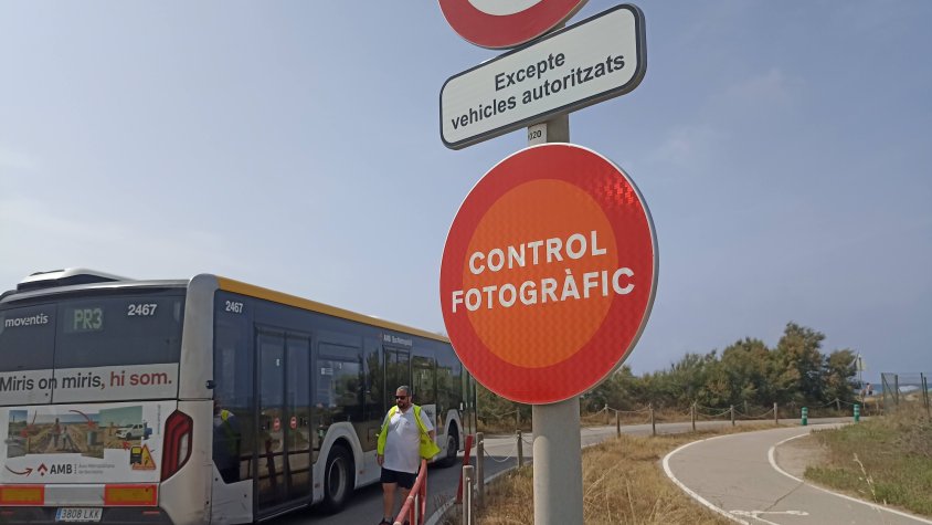 Senyals que adverteixen de la prohibició de pas, vigent en tot moment, i del control fotogràfic, encara pendent d'activació
