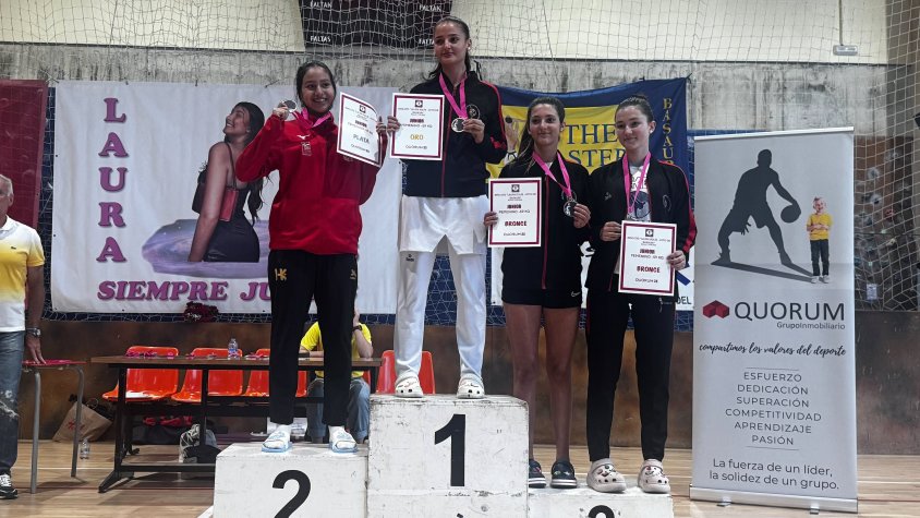 Nora El Harche, guanyadora i en el centre del podi