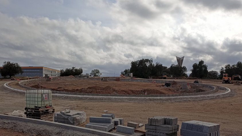 La rotonda, en construcció, entre Onze de Setembre i el pont del Mas Blau