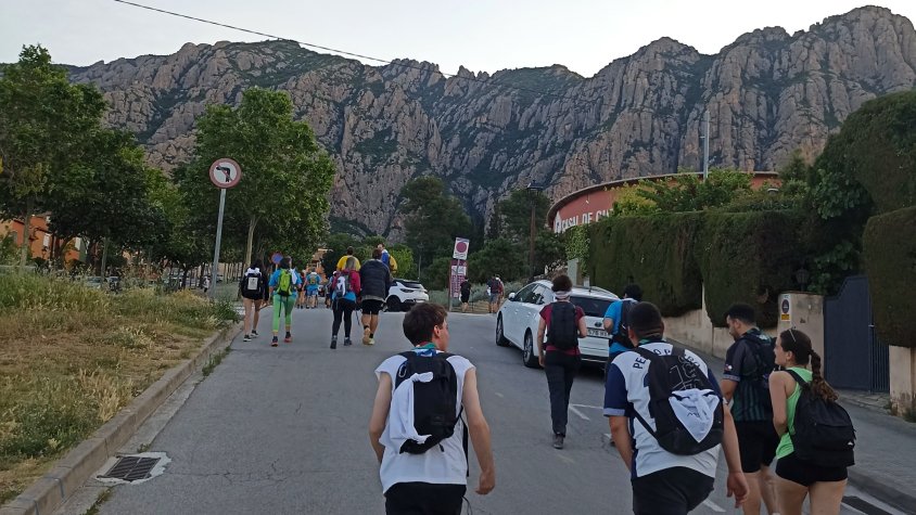 El grup, ja dispers, enfila el camí arribant a Collbató