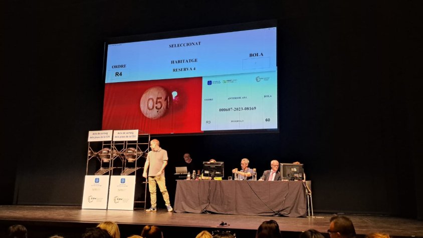 Xavier Anzano, director d'habitatge de Prat Espais, va ser l'encarregat d'anunciar els números del bombo