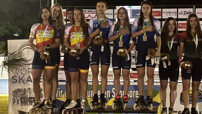 A l'esquerra, Ona Rodríguez amb l'equip espanyol de relleus en la categoria júnior