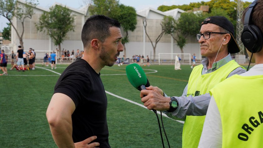 Carlos Rodríguez, a l'esquerra, amb els mitjans de comunicació locals