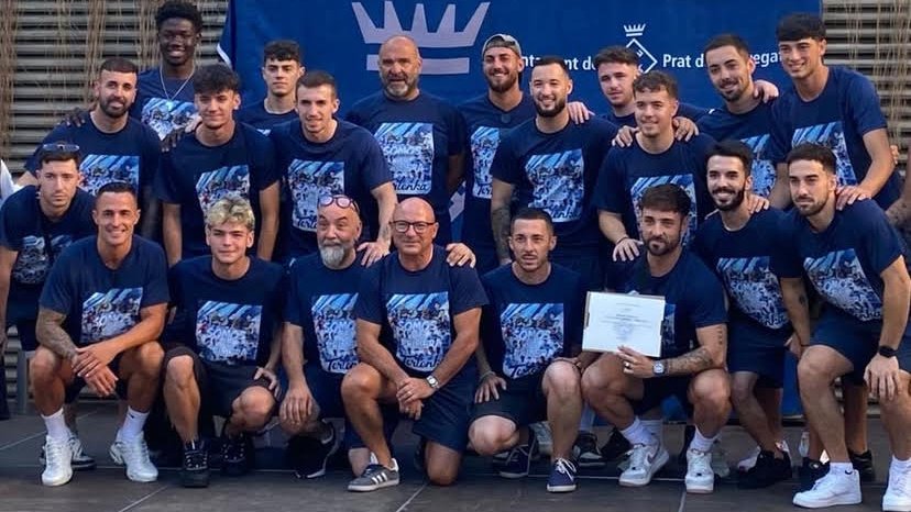 L’equip al complet amb el diploma per l’ascens atorgat per l’Ajuntament.