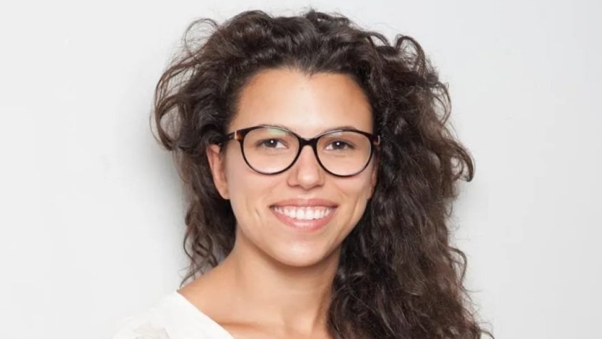Elena Álvarez treballa a l'espai de coworking Uiku, al carrer Primer de Maig