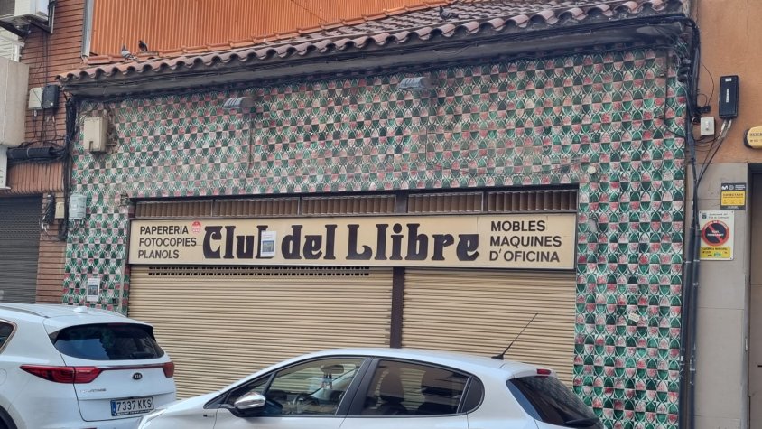 La façana té un enrajolat icònic que hores d'ara no compliria les ordenances municipals
