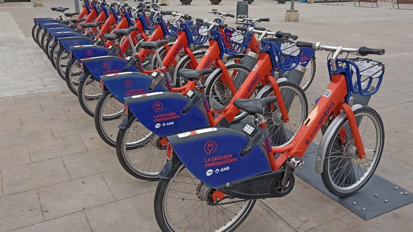 Bicicletes del servei AMBici aparcades a l'estació de Rodalies del Prat