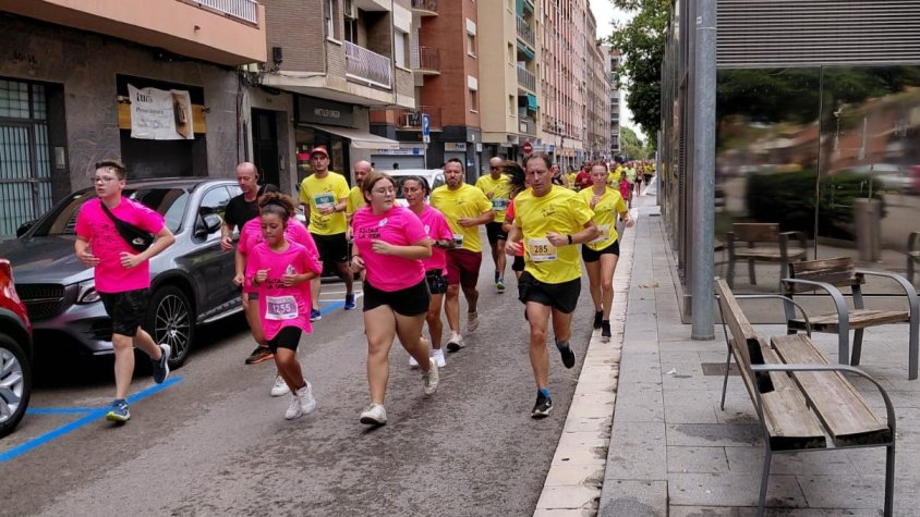 El color groc de les samarretes de la 44a Cursa Popular han destacat pels carrers del Prat