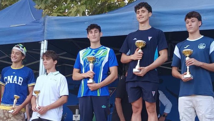 Ortiz, al mig de la foto, al segon lloc del podi a Banyoles