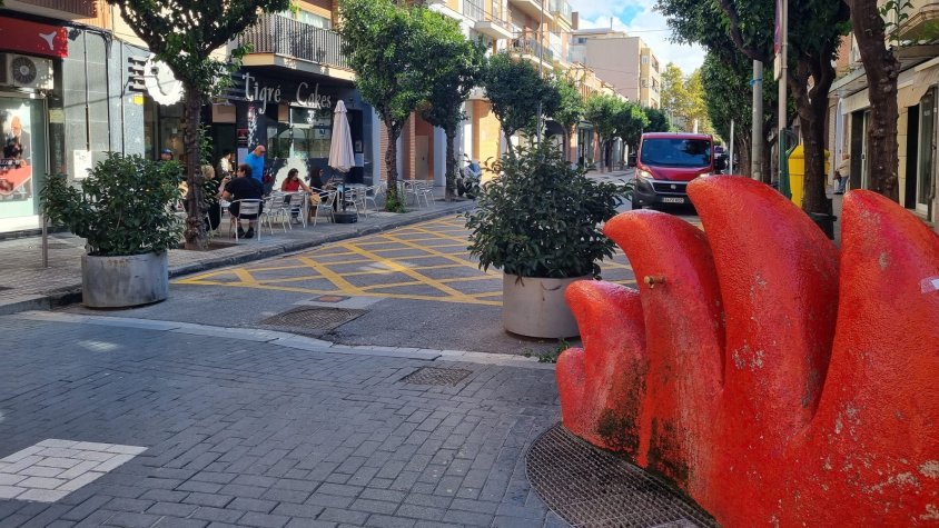 El passatge del Rector Martí i Piñol, on hi ha l'Esplai de la Caixa que substitueix l'antic cine Monmari