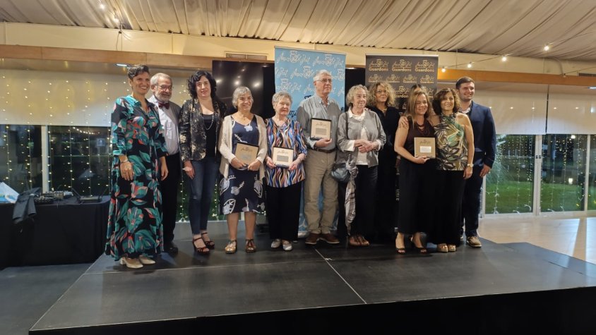 D'esquerra a dreta, Alba Bou, Jordi Gili, Magda Ardiaca, Cati Chamorro, Glòria Feu, Jordi Sicart, Mercè Renom i Aba Fernández, amb altres membres de Disprat Lleure