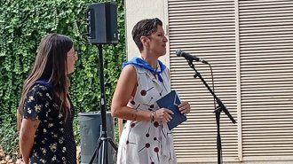 Alba Bou i Anna Martín Cuello en el discurs inaugural de la Col·lectiva