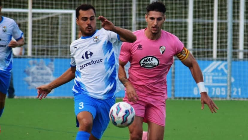 Els jugadors de l'AE Prat van buscar el gol de la victòria sense sort ni encert