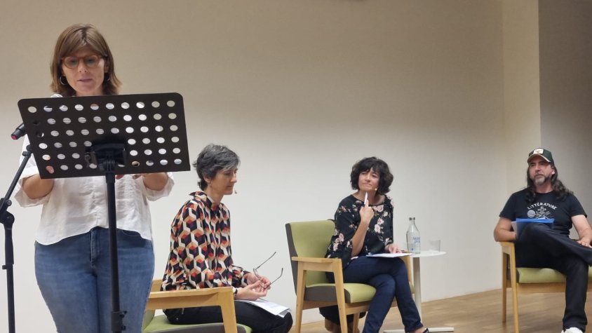 Un moment de la lectura de textos de 'Els artefactes de la memòria'