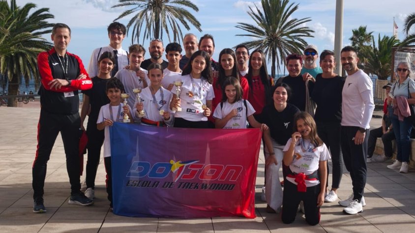 El conjunt infantil del Do Jon a les portes del pavelló de la Mar Bella
