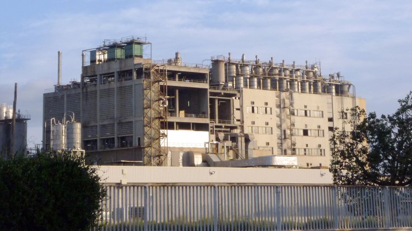 La fàbrica de Plastiverd, vista des de l'avinguda Apel·les Mestres