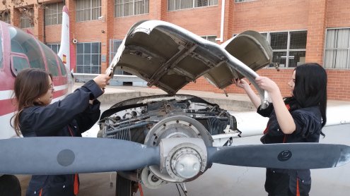 Pràctiques de mecànica aeronàutica a les instal·lacions del centre