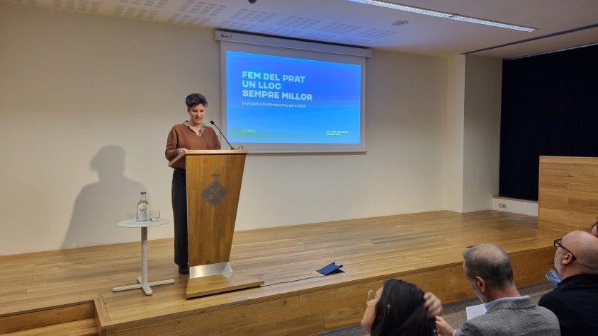 Alba Bou, durant l'audiència pública de presentació de pressupostos a les entitats del Prat