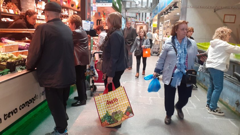 Ambient de compres al Mercat Municipal | ARXIU DELTA
