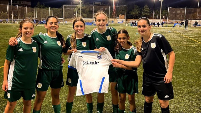 Les 6 representants de la Fundació AE Prat, d'esquerra a dreta: Julia, Aguayo, Paula, Gisela, Alba i Marta amb la samarreta del Club