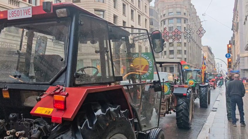 Els tractors, circulant per la Via Laietana de Barcelona