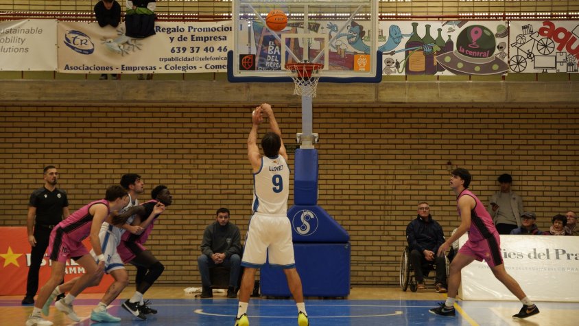 El conjunt pratenc va guanyar ahir al Pavelló Joan Busquets davant el Sa Tintina CB Es Castell per 92-79