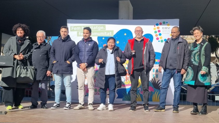 Alba Bou i Antonio Pedrero, amb algunes de les persones adjudicatàries dels pisos de la COV