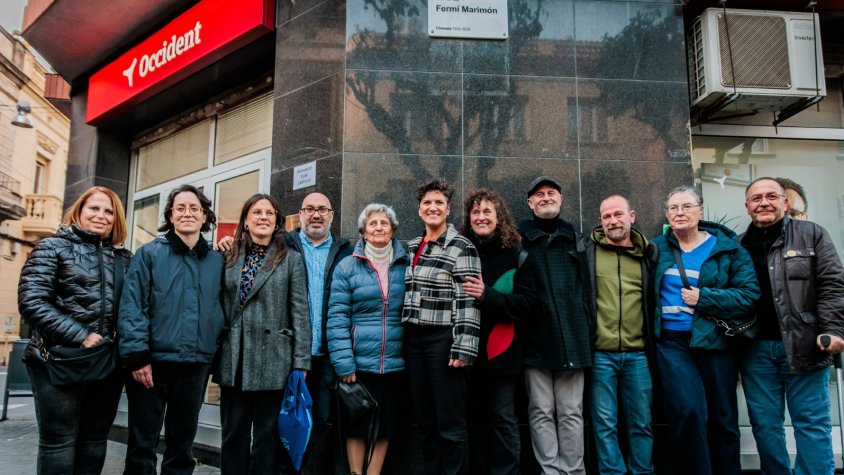 La família, amb l'alcaldessa i alguns representants de la Comissió del Nomenclàtor