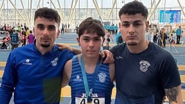 Joel Ramos, al centre, envoltat dels seus entrenadors: a l’esquerra, Mario Montes, i a la dreta, Izan Cobo.