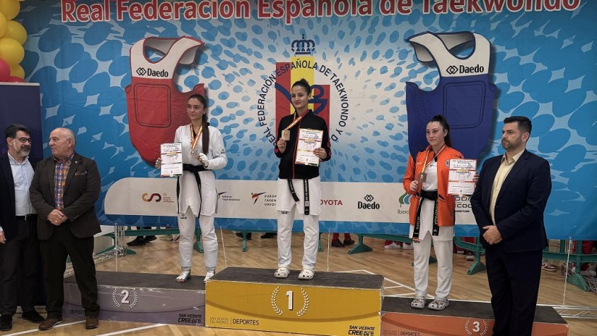 Nora El Harche, al centre del podi, campiona d'Espanya júnior