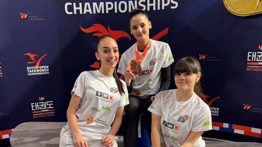 Nora El Harche, al centre amb la medalla de bronze de l'Open d'Holanda, al costat de les seves companyes d'equip.