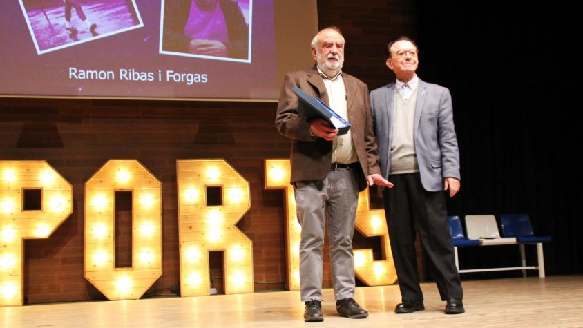 Ramon Ribas (a l'esquerra) rebent el premi de mans del Vicenç Tierra, director del Periòdic Delta