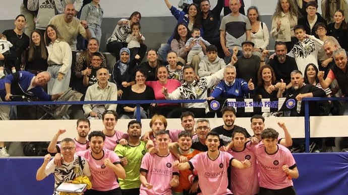 Els pratencs van certificar l'ascens al camp del segon i ho van celebrar amb la seva afició