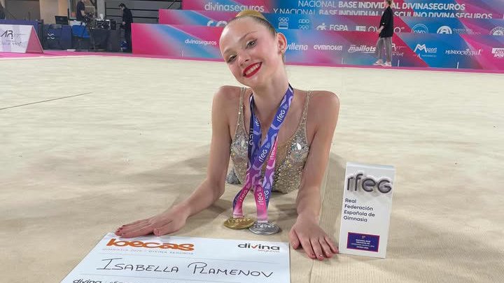Isabela Plamenov amb el seu títol a Oviedo