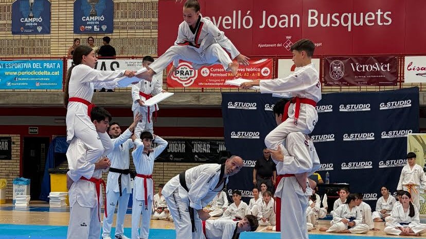 Imatge de l’exhibició del Gym Studio Fran Martín al pavelló Joan Busquets amb motiu del seu 47è aniversari